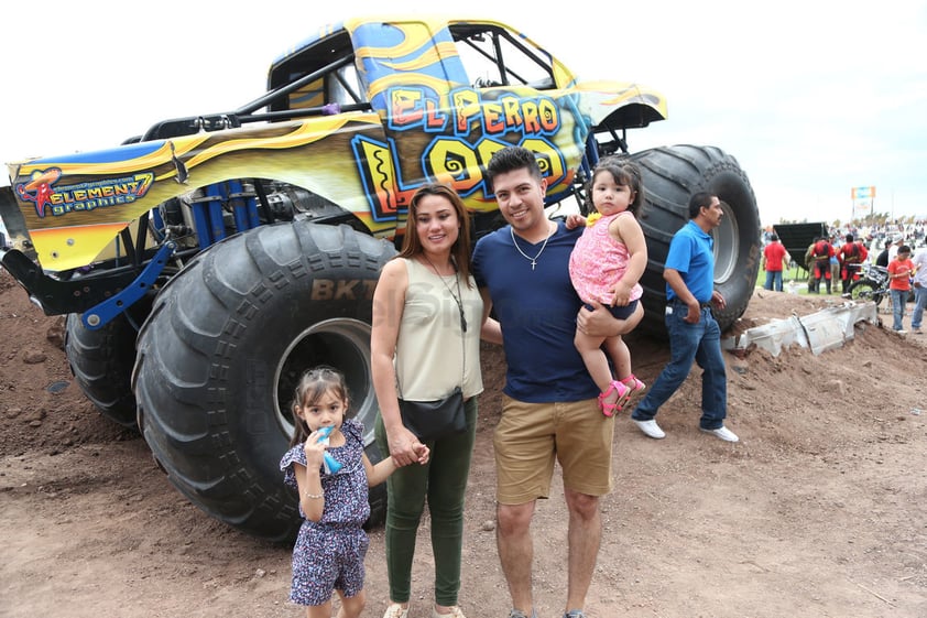 Familias enteras no dudaron en tomarse la fotografía del recuerdo a con las Monster Truck de fondo.