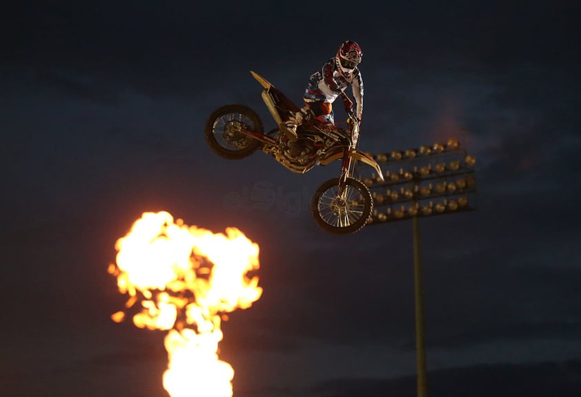 Los pilotos de freestyle de motocros se robaron los aplausos con sus evoluciones en el aire.