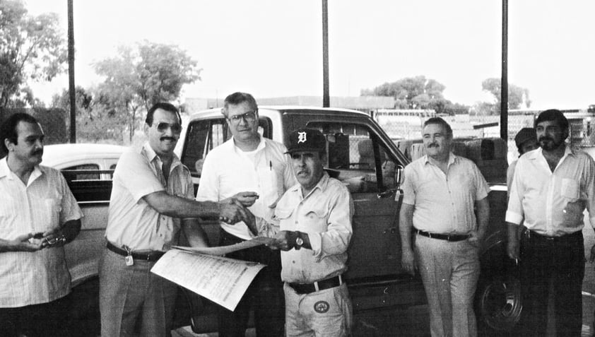 02072017 Entrega de diplomas al personal de almacén divisional de CFE en agosto de
1991: Enrique Córdova (f), Rubén Echeverría (f), Gonzalo y Humberto Márquez
(f) y Juan Meraz (f).