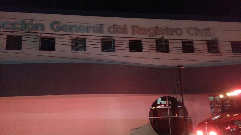 Las evidencias encontradas al interior dejaron ver que se trató de un incendio provocado, pues al momento del arribo de los bomberos hallaron pequeñas flamas en el piso y una botella con residuos de thinner.