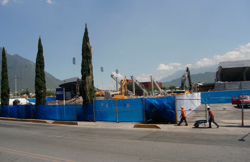 A la vista del Cerro de la Silla la demolición comenzó.