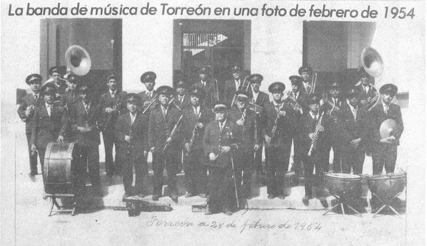 09072017 100 años está¡ cumpliendo La Banda Municipal, habiendo sido su Director, Juan C. Illescas, abuelo de Marco Antonio Contreras Illescas, de 1919 al 1956. La fotografí­a fue tomada en las afueras de la antigua Presidencia Municipal.