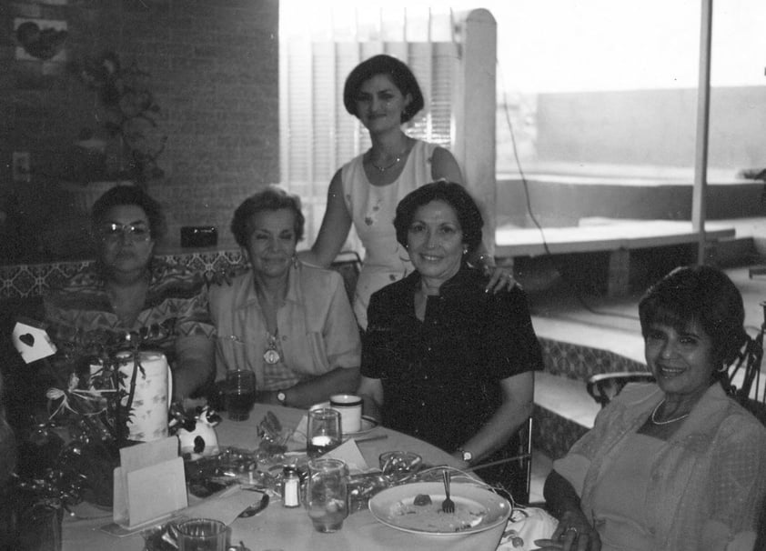 09072017 Carmen de Miller (f), Olivia de S., Sra. Gurza, Rosita, Esperanza y Bertha en una alberca ubicada en Torreón Jardín, en 1960.