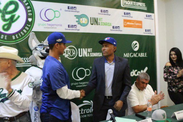 En un inicio jugaba la segunda base y outfield, debido a su aspecto físico y velocidad, destacaba en la mayoría de sus participaciones.