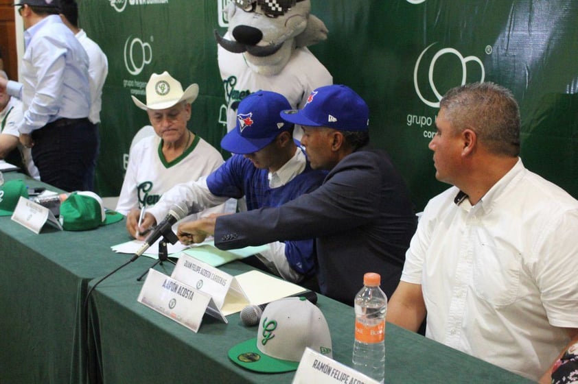 Aarón Acosta, scout de los Azulejos de Toronto, visitó este lunes Durango para llevar a cabo la firma del primer prospecto salido de las filas de los Generales, con miras a las Grandes Ligas.