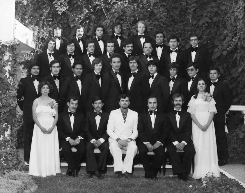 Generación XXI (1973 - 1977) Lic. en Administración de Empresas de la Facultad de Contaduría y Administración UAdeC Unidad Torreón: José Luis, Sebastián, Miguel Ángel, Octavio, José de Jesús, Mario, Ángel, Antonio, Abel, Marco, Antonio, Arnulfo, Antonio, Mario, Ángel, José Luis, Luis, Santiago, Miguel, Eduardo, José Luis, Jesús, José Luis, Carmen, Enrique, Armando, Lic. en Administración de Empresas Eduardo Iduñate Ramírez (f), padrino de la generación, Jorge Enrique, Jorge y Maricarmen.