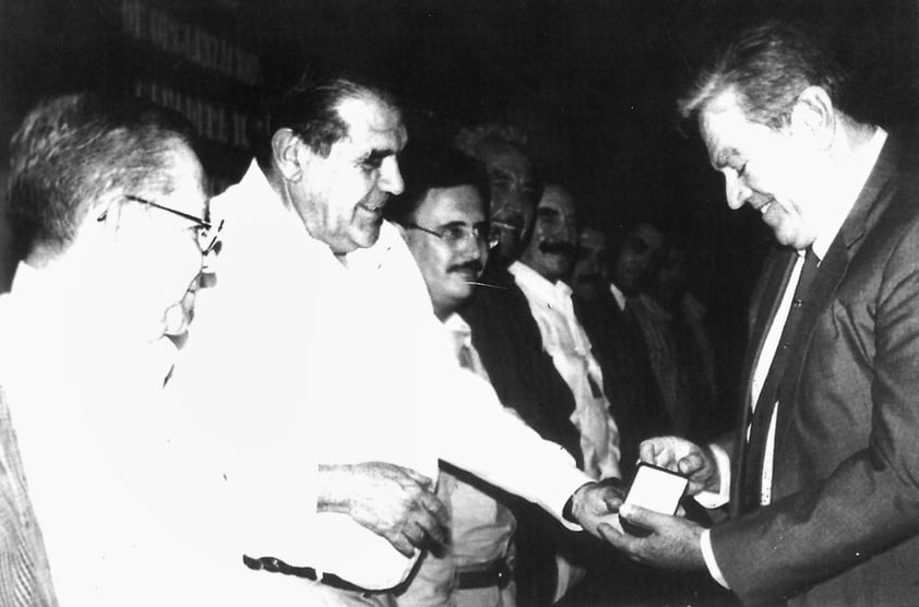 16072017 José Antonio Haro Martín recibiendo la medalla presidencial al Mérito ganadero en el 2001.