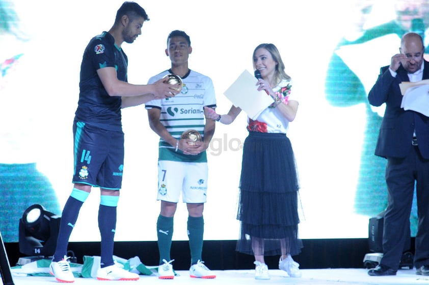 La totalidad del plantel realizó una última pasarela modelando los dos nuevos uniformes, finalizando con la entrega simbólica de los balones de oro para Walter Gael Sandoval y Néstor Araujo,