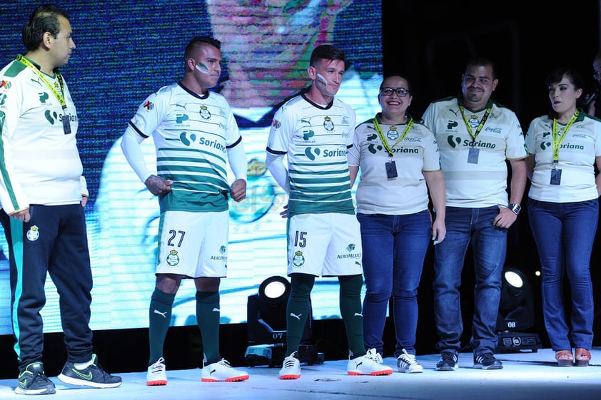 Las franjas horizontales inician gruesas en la parte inferior del jersey y se van haciendo cada vez más delgadas conforme son ubicadas en la parte alta de la camiseta, un uniforme que gustó a los presentes y con el que desfilaron los jugadores del primer equipo por Paseo Morelos.