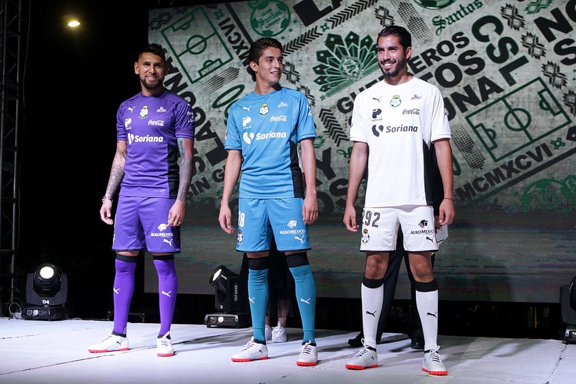 En cuanto a ropa de jugadores, la primera en aparecer fue la vestimenta de los porteros, modelada por Jonathan Orozco, Carlos Acevedo y Joel García, los tres guardametas del equipo lagunero, quienes mostraron los uniformes morado, azul aqua y blanco, respectivamente, los cuales serán vestidos por los guardavallas del equipo lagunero.