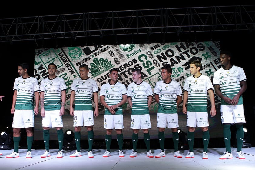 Acompañados de sus aficionados, Santos presentó oficialmente el que será su nuevo uniforme de local.