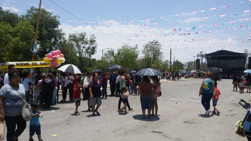 A los alrededores, se puede disfrutar de los antojitos mexicanos, adquirir una recuerdo, flores para ofrecer al niño.