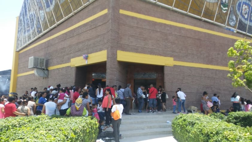 Además de recibir la bendición, los niños y sus familias han acudido esta mañana a la adoración del niño, que se encontraba expuesto al pie del altar en la iglesia.