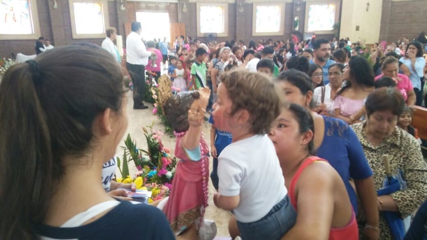 en la Parroquia del Divino Niño del fraccionamiento Santa Rosa, se vive la celebración desde las primeras horas del día.