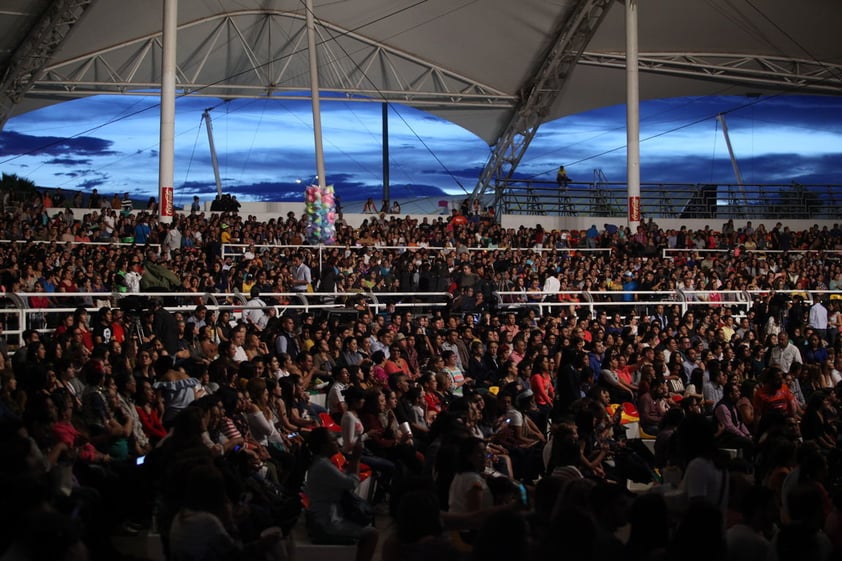 “Durango, es la primera vez que vengo a tu feria, así que imagínate las ganas que te traigo... este es el ‘Yo Creo Tour’, este es el tour de todos ustedes... este es su show esta noche y yo soy solo tuyo”, dijo el intérprete con una dedicatoria especial a todas las mujeres solteras.