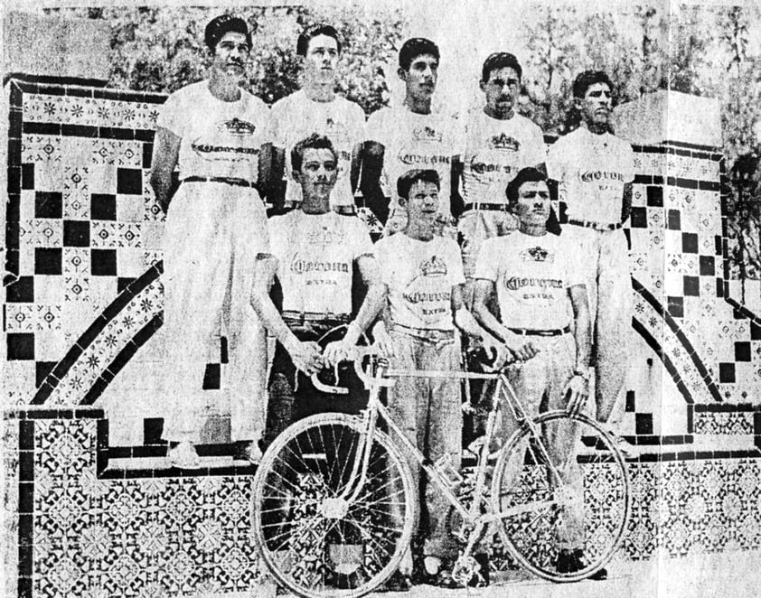 30072017 Ciclistas laguneros en 1954 en el Bosque Venustiano Carranza: Leopoldo Lomas, Lic. Nicolás Estevané, Lic. Alejandro Cepeda, Agustín Castro, Eugenio Domínguez, Benito Gómez, Dr. Manuel Terán Lira y Rubén Moreno.