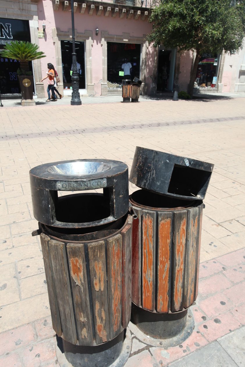 Los botes de basura del corredor turístico tienen al menos un año con daños severos.