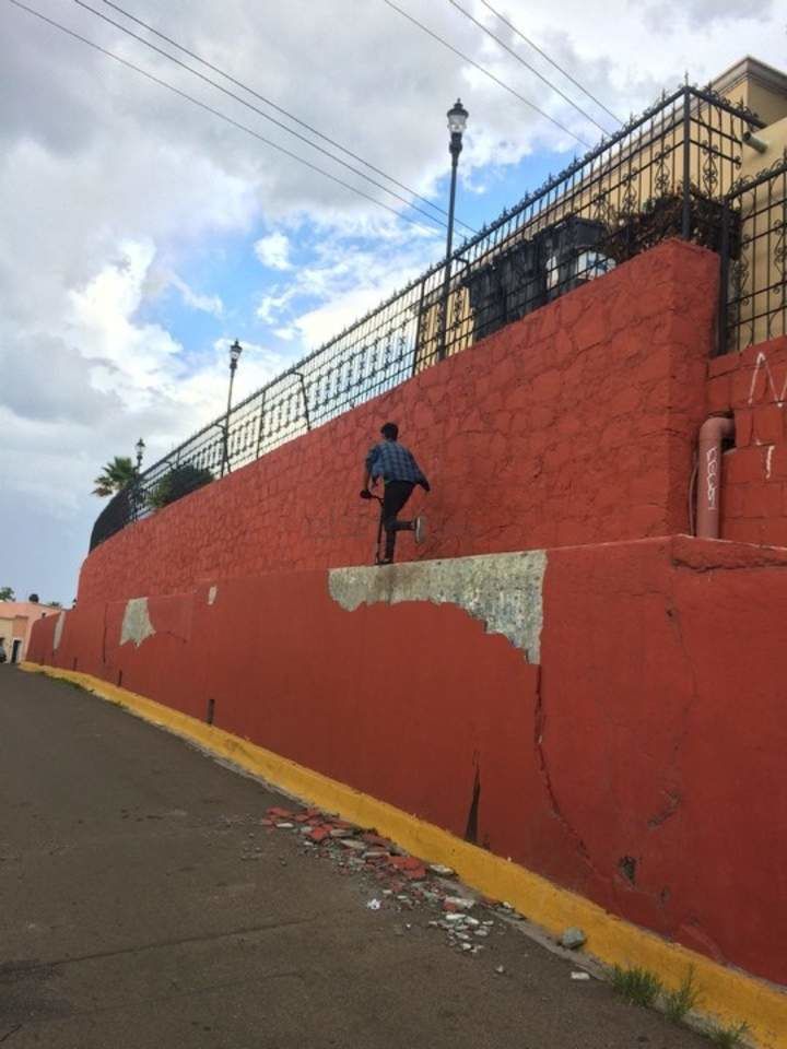 Una aparente mala calidad de los trabajos, mantiene daños de consideración en enjarres de la zona de El Calvario.