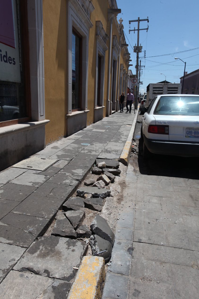 Por lo regular, se combinan la mala calidad de los trabajos con falta de pericia de conductores que golpean las guarniciones.