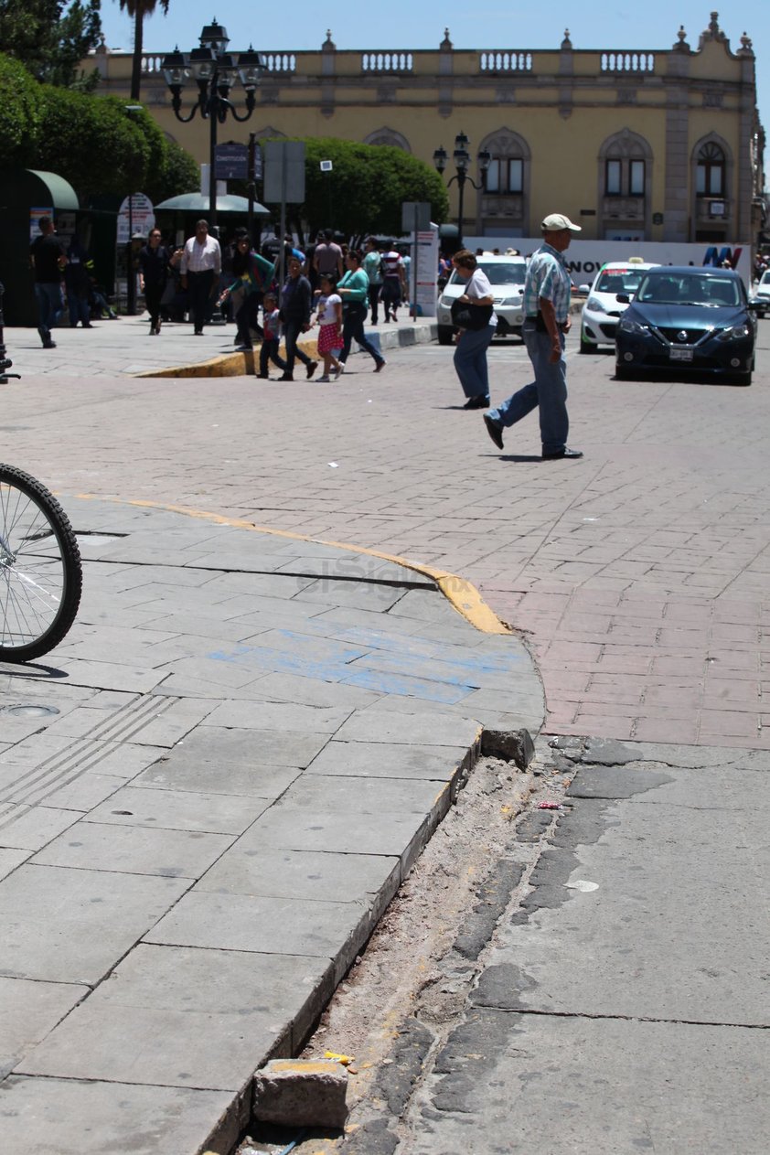 En Constitución y 5 de Febrero, varios metros de guarnición fueron destruidos.