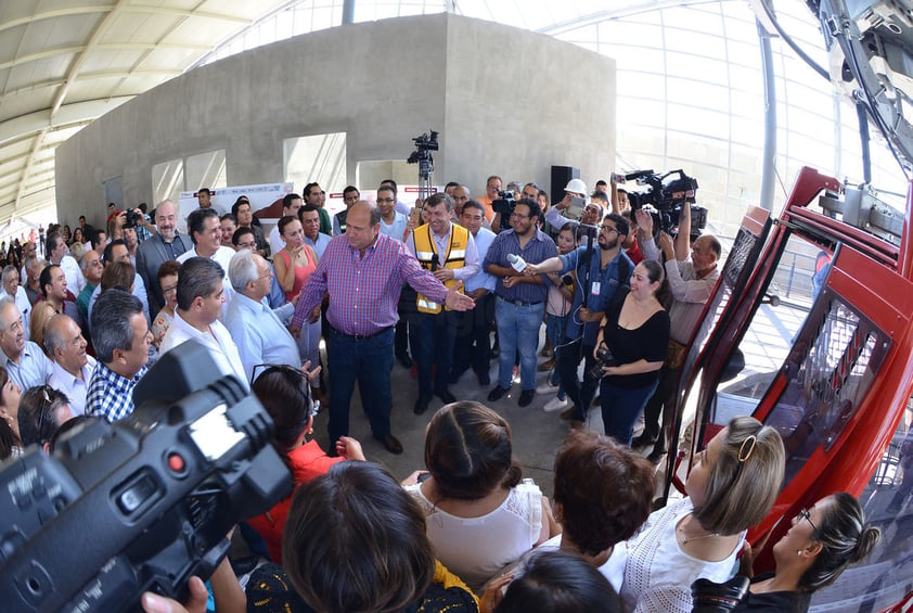 El gobernador Rubén Moreira y Miguel Ángel Riquelme realizaron el primer viaje en el teleférico de Torreón.