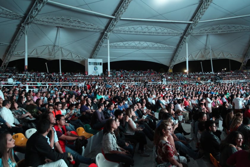 El público no hizo más que agradecer con aplausos y gritos una noche en la que el amor en sus infinitas presentaciones fueron los protagonistas a través de la música, de la voz de María José.