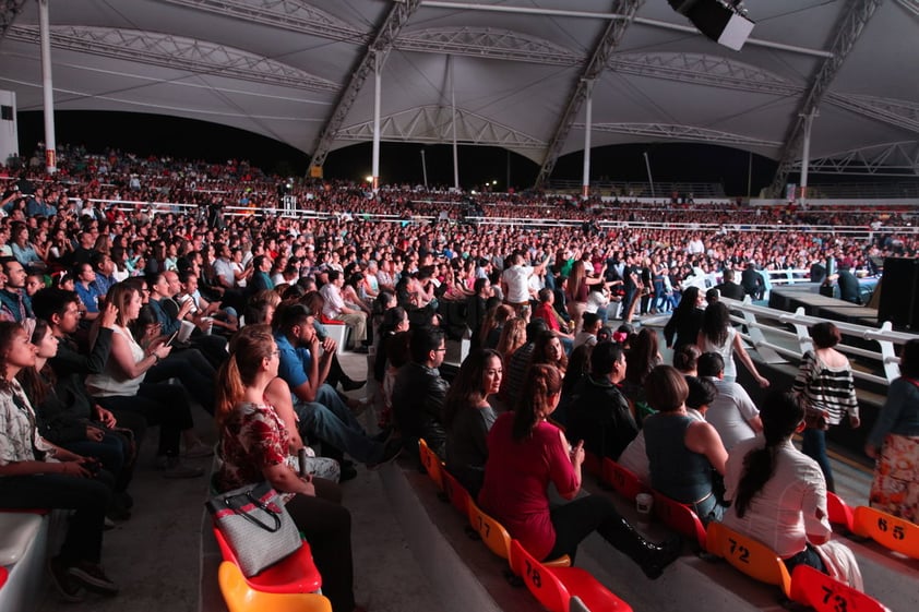 La intérprete se mostró cercana al público e invitó a cuatro fans a subir al escenario para cantar a su lado un popurrí conformado por temas como ‘Camaleón’, ‘Quién eres tú’, ‘Ese hombre no se toca’ y ‘Sola no, yo no sé estar’.