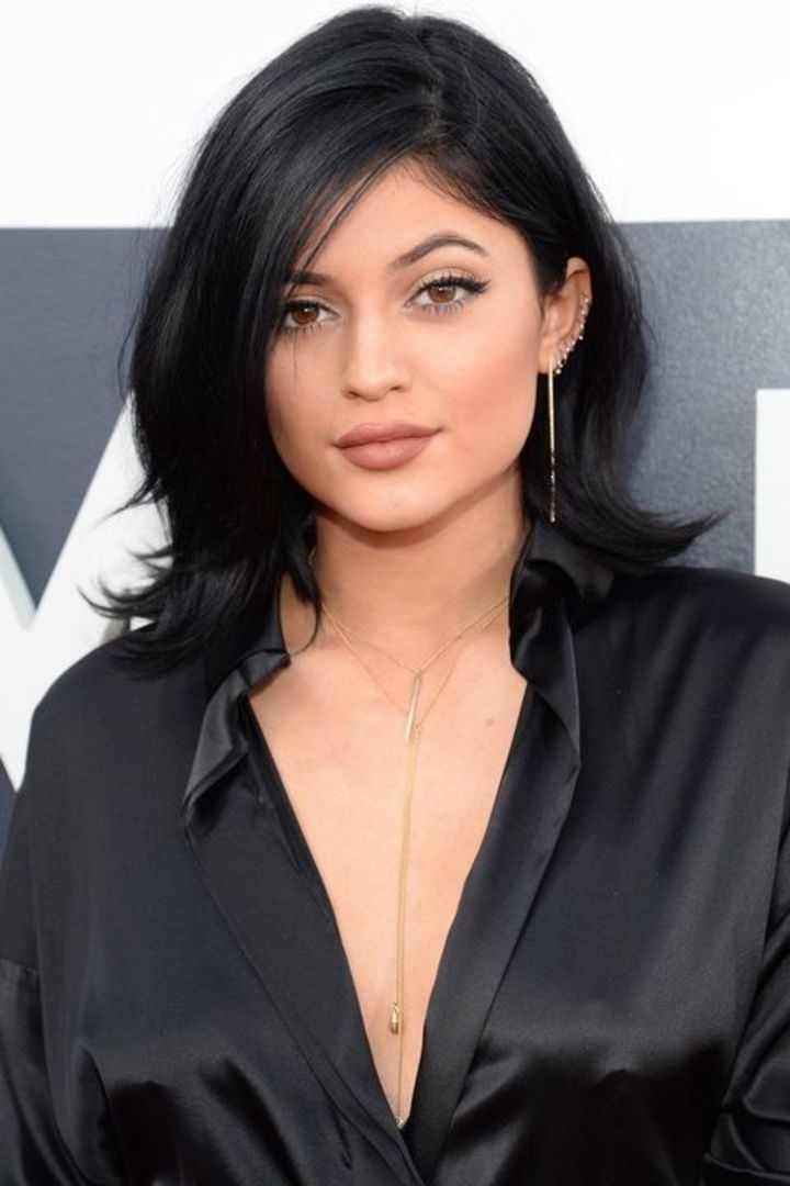 Adiós a las puntas de colores, Kylie Jenner apostó por el negro, ese color que tan bien la sienta y que tantas veces ha llevado.