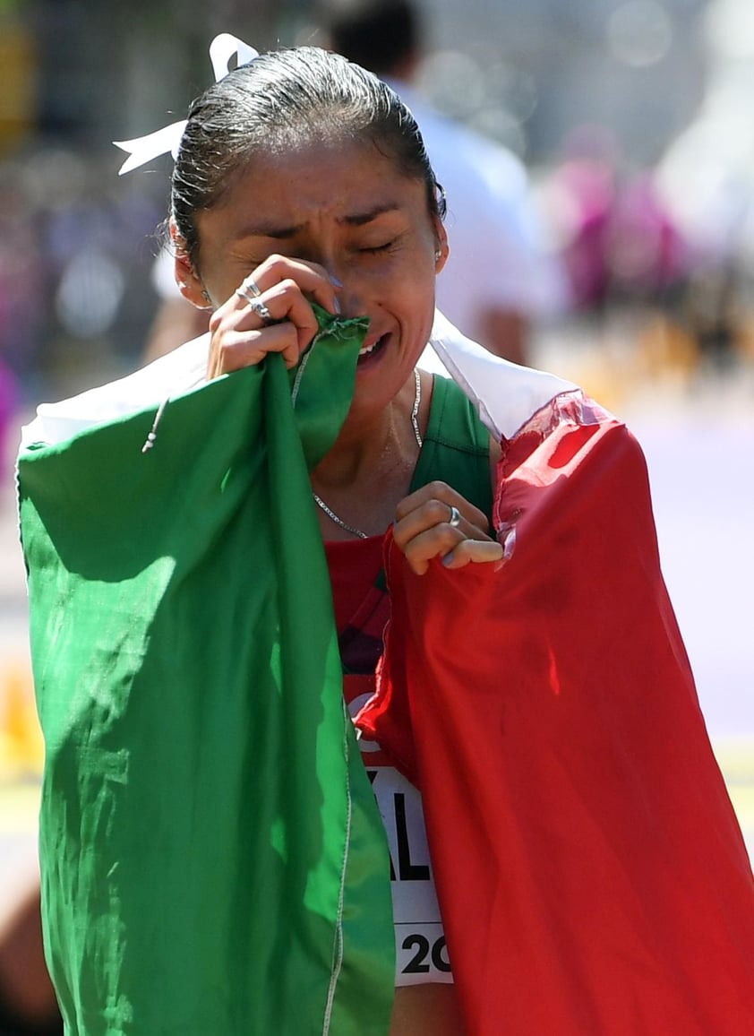 Lupita cumplió lo que siempre pregona: se murió en la raya, dio hasta la última pizca de esfuerzo, se mantuvo desde el inicio en el grupo puntero, peleó codo con codo con las chinas Yang y Xiuzhi Lyu por la victoria, aunque ésta última fue descalificada en los últimos 500 metros.