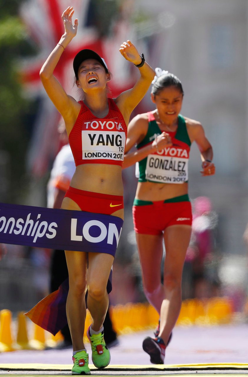 La china Yang Jiayu se quedó con el oro con un tiempo 1 hora, 26 minutos y 18 segundos. Yang, de 21 años, se proclamó campeona mundial en su primera participación en una cita internacional de envergadura.