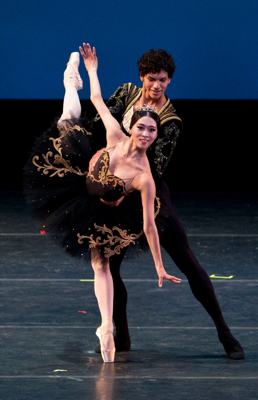 Isaac Hernández interpretó el pas de de deux "Black Swan" de "El lago de los cisnes" a lado de Misa Kuranaga; "Carmen" con coreografía de Alberto Alonso , acompañado de Tamara Rojo, y el dueto "In the middle of somewhat elevated" de Forsythe, con Alicia Amatriain.