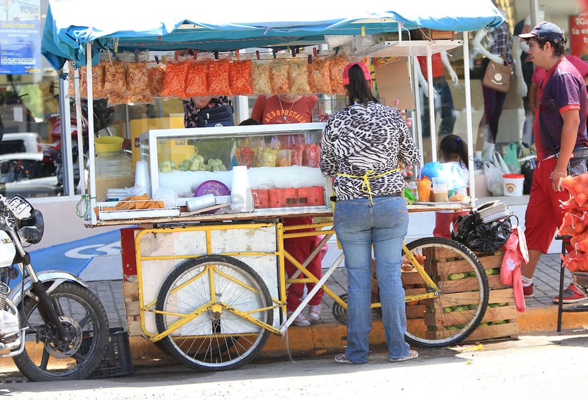 Aunque en la informalidad, algunos de los espacios ocupados se dedican a la venta de artículos orientados al mercado turístico.