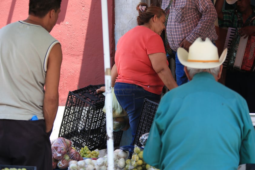 Los vendedores de carretilla ofrecen los más diversos productos.