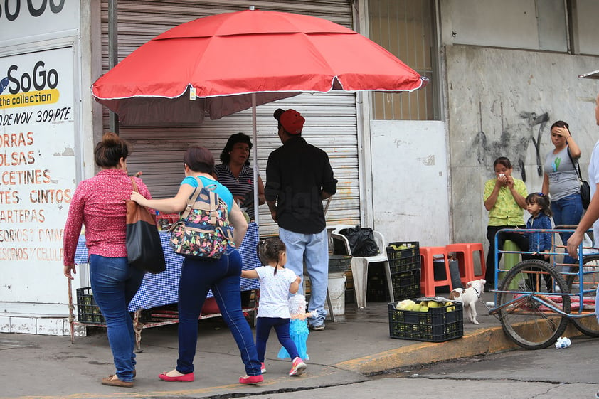 Al no pagar renta de un establecimiento, puestos de la calle se ven en la posibilidad de ofertar más baratos sus productos.