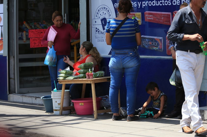 Muchos se las ingenian para convertir, sin estorbar, la calle en una extensión del negocio.