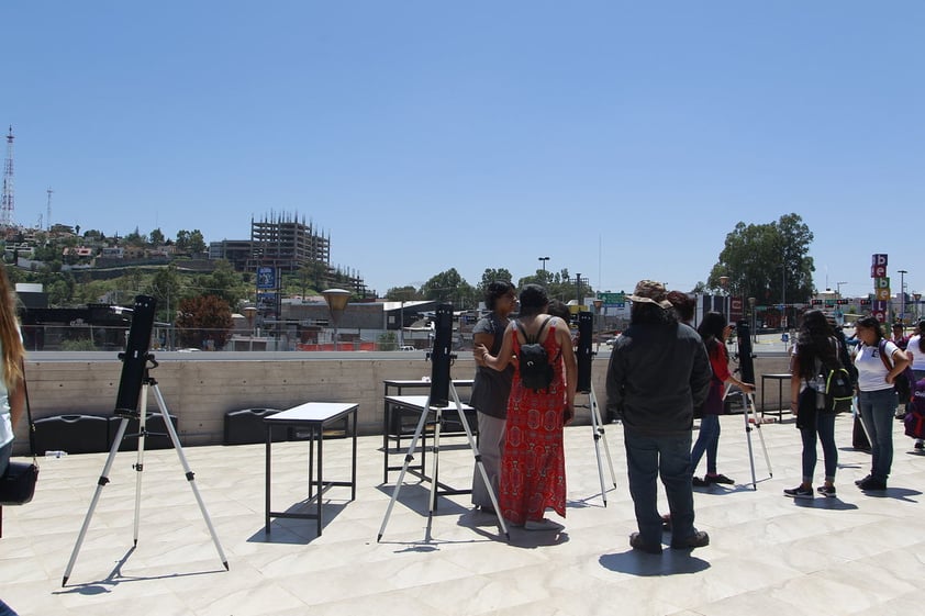 Personal del museo interactivo apoyaron durante el desarrollo del eclipse para que asistentes pudieran ver el espectáculo.