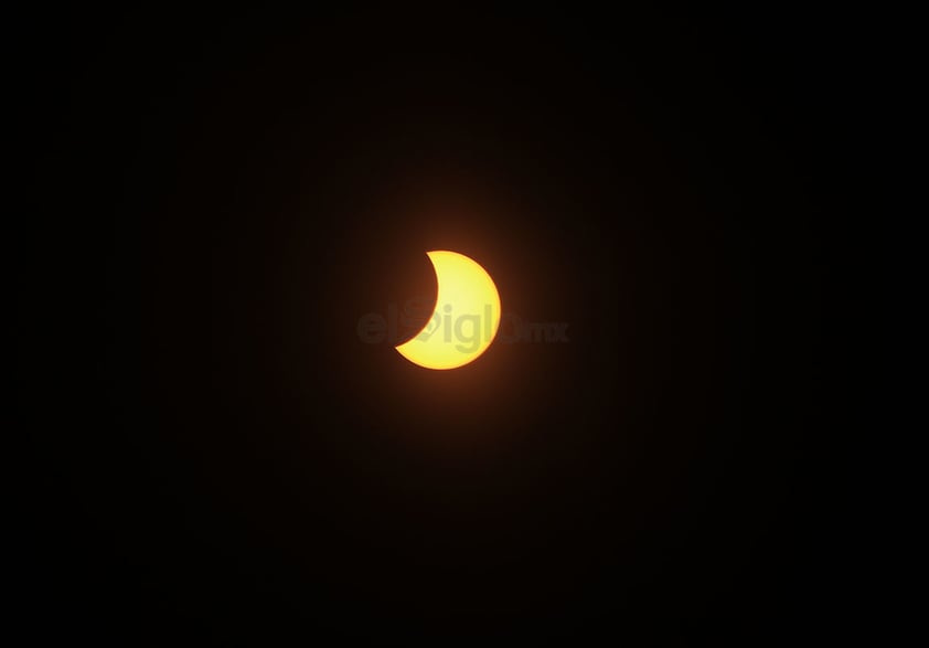 La luna "se comió" una parte del sol.