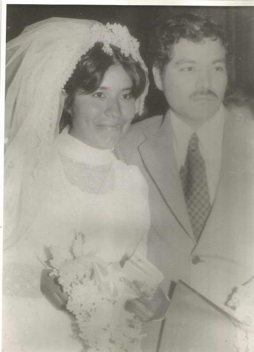 25082017 Srita. Hortencia Varela López y Sr. Pedro Ibarra Hernández el día de su boda religiosa, el día 11 de enero 1976, en la iglesia de nuestra señora de Guadalupe, a las: 8:00 de la noche, siendo sus padres Don José Varela Juárez, Doña Elvira López López,
José Ibarra (f), Maria Hernández (f).