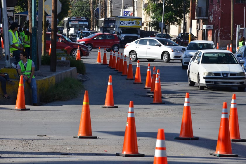 Con ayuda de conos que se distribuyeron para dar más espacio a los peatones, además de ampliar las banquetas, los vehículos se vieron obligados a conducir a baja velocidad y con precaución.