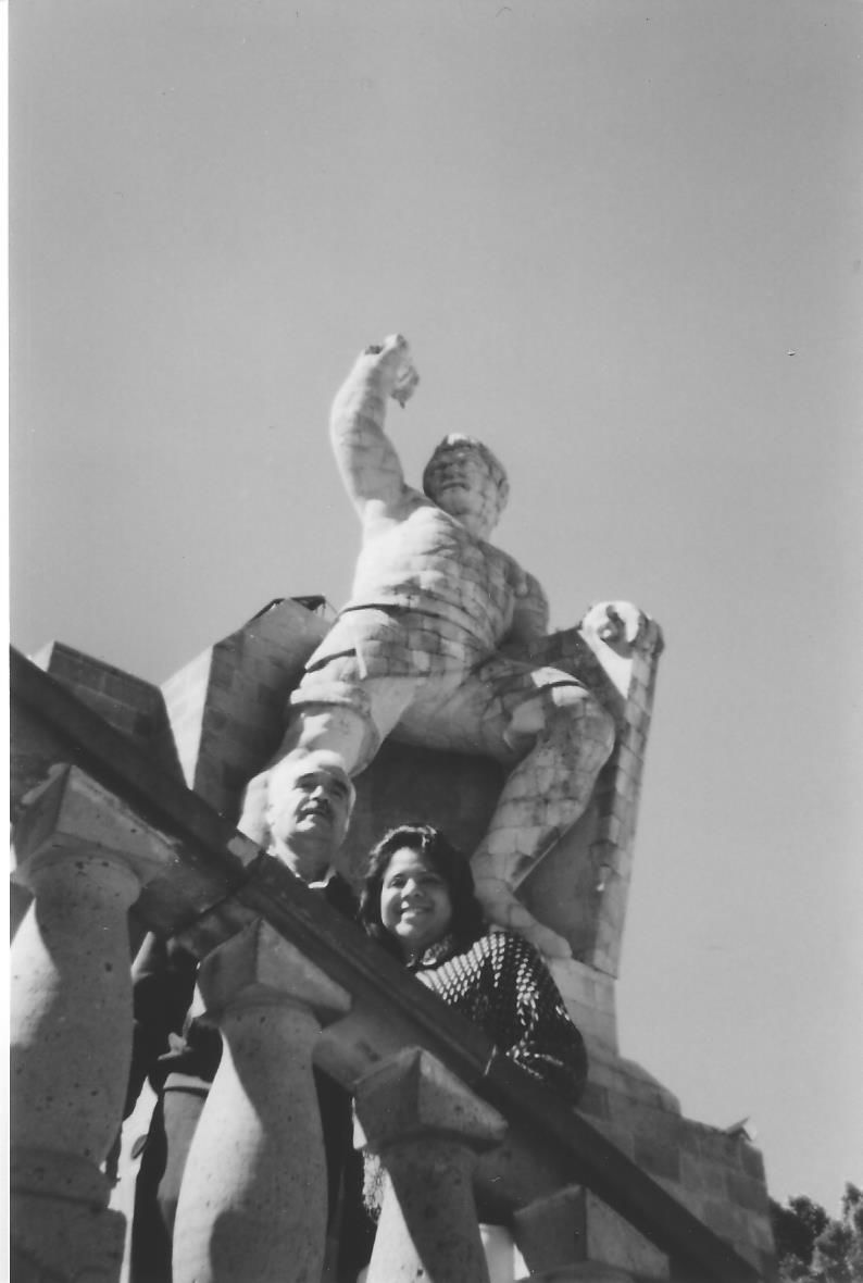 26082017 El Sr. José Luis Rosales Carrillo con su hija Griselda Rosales González en el monumento a El Pípila en Guanajuato en 1997.