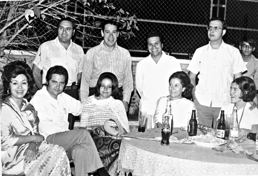 27082017 Fiesta en casa de Doña María Ortiz de Bredée. De izquierda a derecha y de pie: José Arizpe Uribe, Víctor González Avelar, Jaime Ramírez Amador y Javier Garza. Sentados: Norma Leticia Córdova de González Avelar, Heriberto Ramos Salas, Anabela Cobos de Ramos, Rosy Ramos de Arizpe y Pity Ramos de Garza, en 1971.