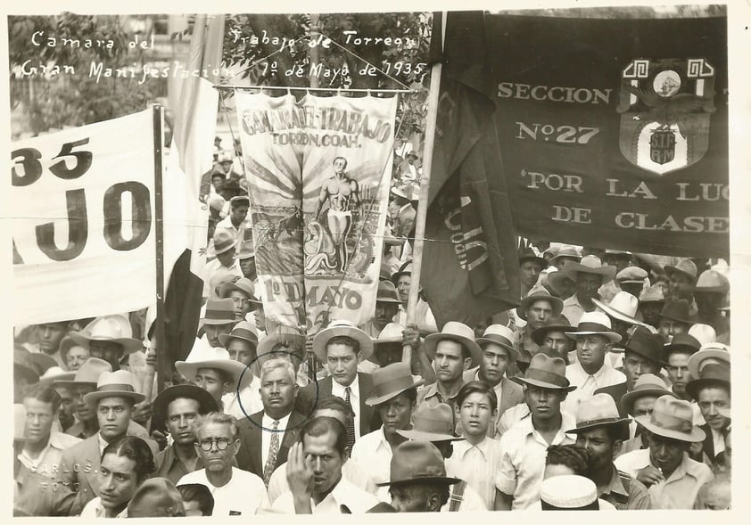 29082017 Representando a la organización "Cámara del Trabajo de Torreón", con Pablo Mejía Moreno al frente (dentro de un cí­rculo), en una magna manifestación el 1 de mayo de 1932 en la Ciudad de México.