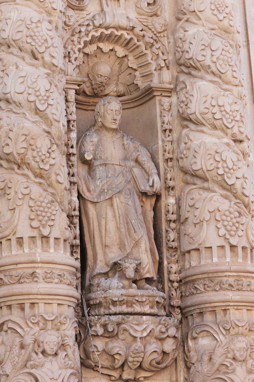 Feligreses y demás visitantes de la Catedral, miran con preocupación el deterioro de la pintura artística.