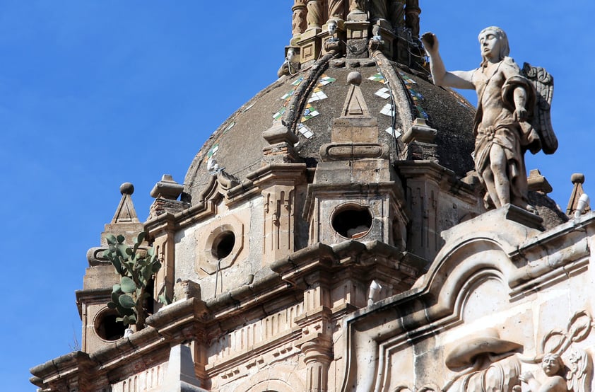 La mayoría de los problemas que muestra la Catedral Basílica Menor tienen que ver con la influencia de la humedad en sus frescos y enjarres.