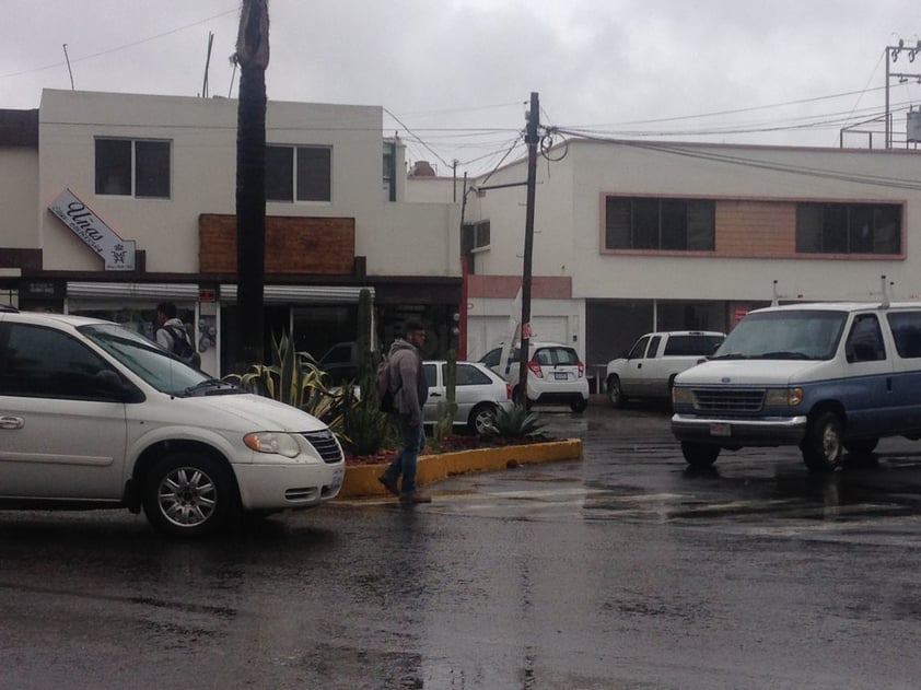 Una jardinera en el cruce de Avenida Fanny Anitúa y Negrete, obstruye el paso; ciudadanos rodean la estructura