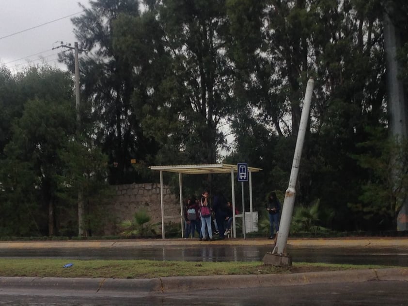 En medio del bulevar Domingo Arrieta y entronque carretera "El Pueblito", hay un vestigio del único semáforo que funcionó hace muchos años, dicen estudiantes del Cobaed.