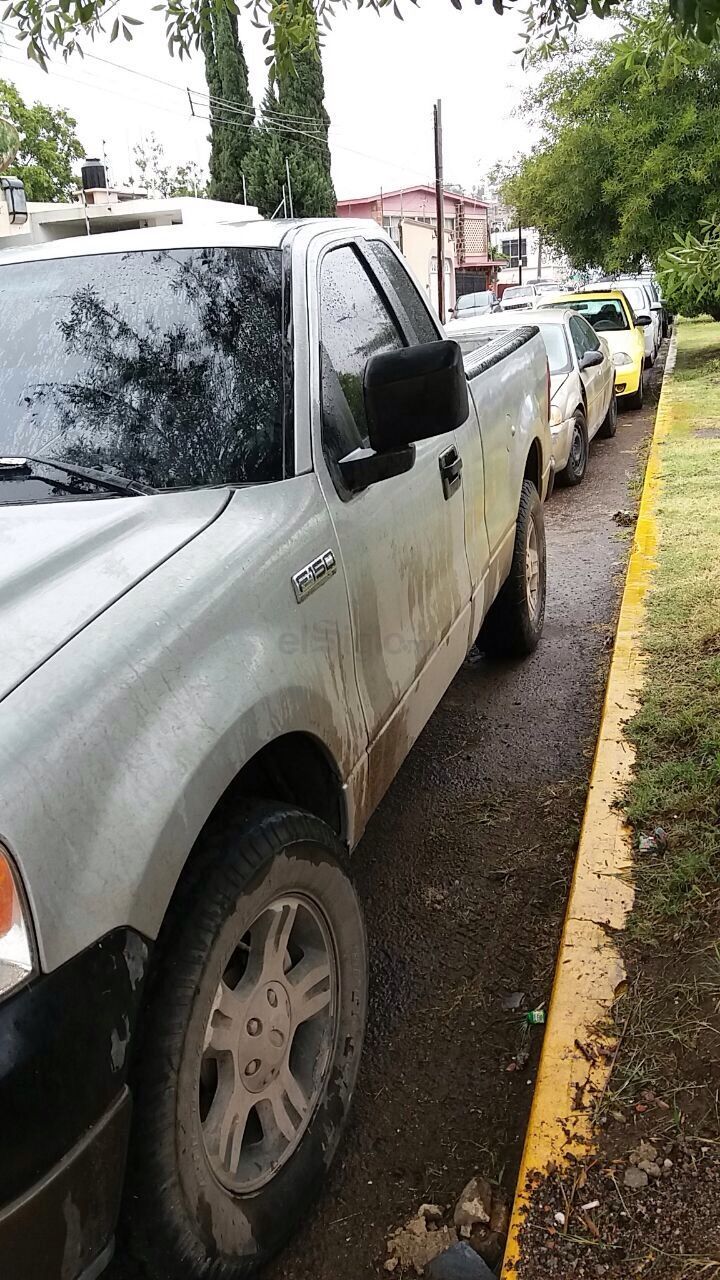 Ciudadanos se estacionan en línea amarilla, es común en el cruce de calle Francisco Sarabia y Morelos.