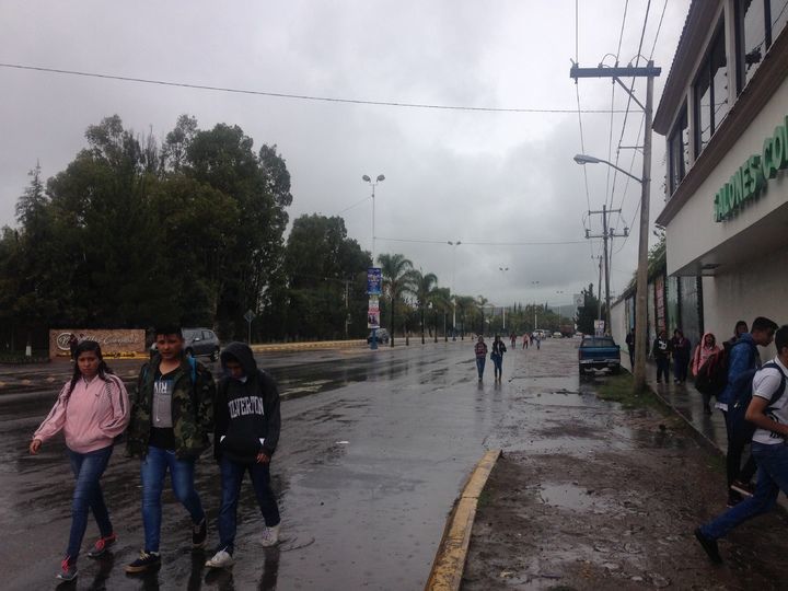 Alumnos del Colegio de Bachilleres "Juana Villalobos", piden colocación de señalamientos que funcionen.