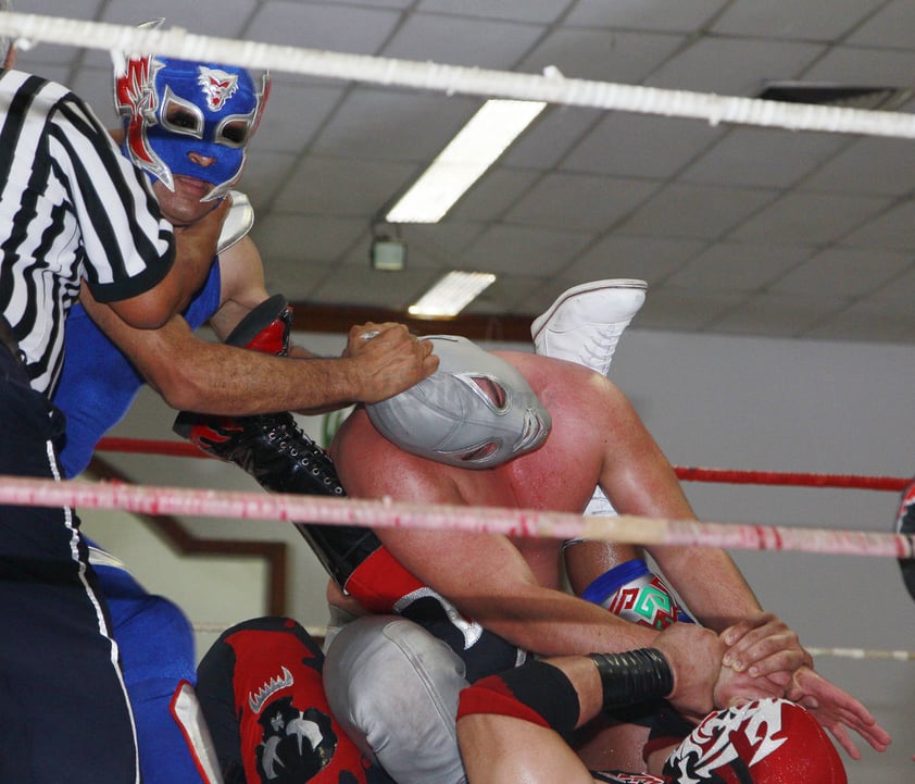 La adrenalina y pasión de la lucha libre se desbordó en Durango, en donde hizo su presentación Santo Jr., la tercera generación del enmascarado de plata.