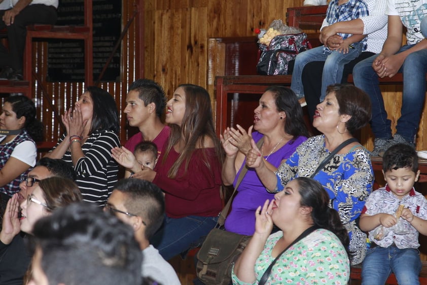 El público femenino presente también gritó durante el evento.